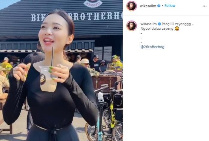 Wika Salim jadi barista. (Instagram/@wikasalim)