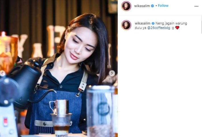 Wika Salim jadi barista. (Instagram/@wikasalim)