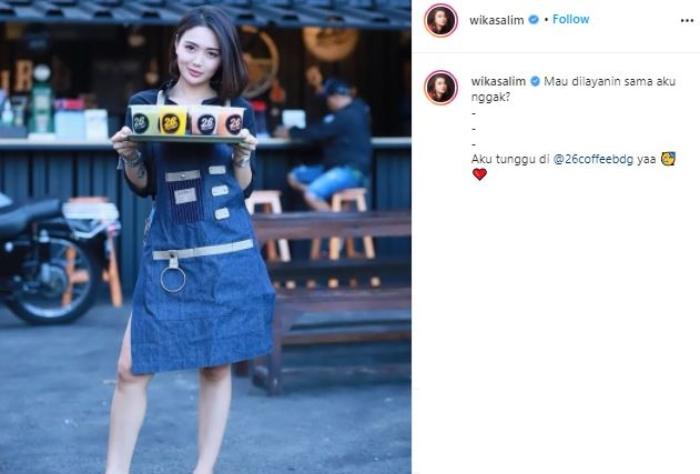 Wika Salim jadi barista. (Instagram/@wikasalim)