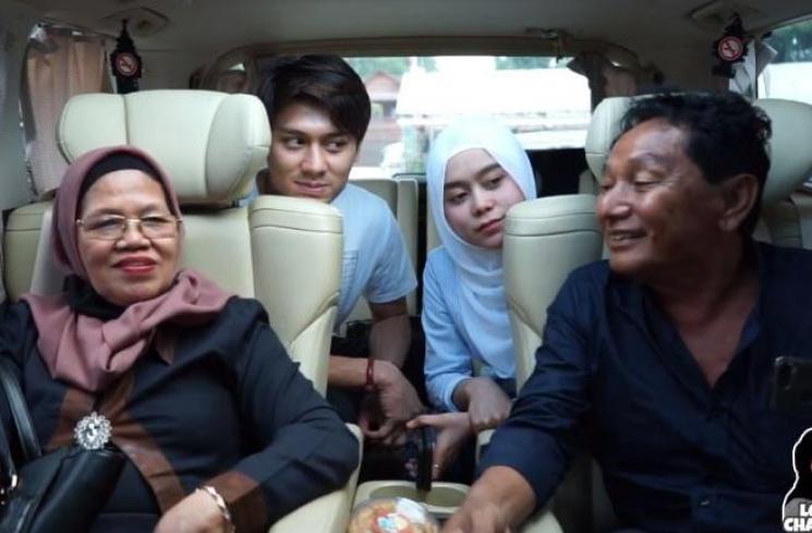 Lesty Kejora bareng orangtua Rizky Billar. (Youtube/BeniMulyanaSopian)