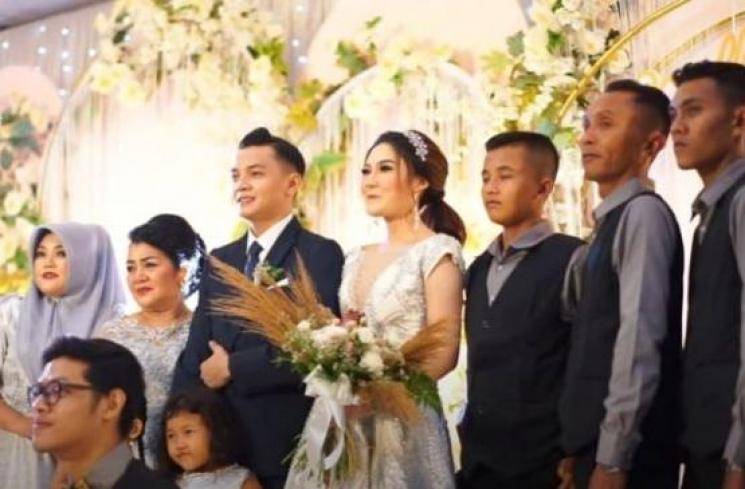 Potret pernikahan Nella Kharisma dan Dory Harsa [YouTube/SHOPEE Indonesia]