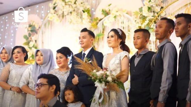 Potret pernikahan Nella Kharisma dan Dory Harsa [YouTube/SHOPEE Indonesia]
