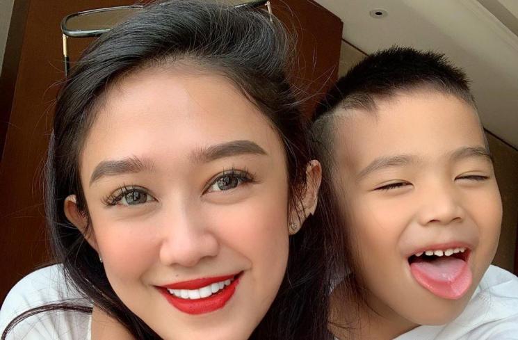 Oline Mendeng bersama sang anak (Instagram.com/ollinemendeng)