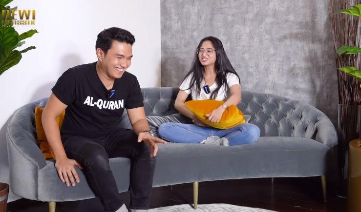 Aldi Taher dan Dewi Perssik. (Youtube/DewiPerssik)