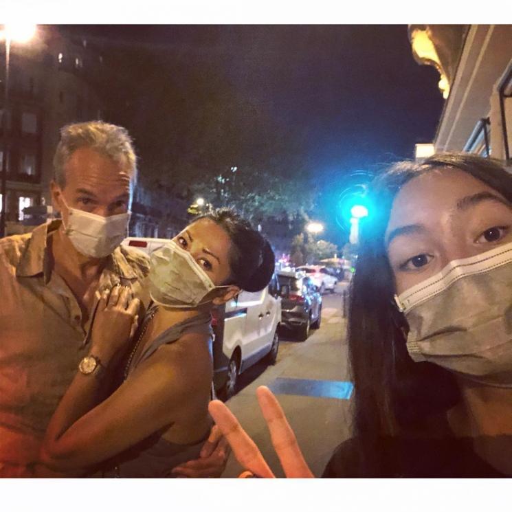 Anggun C Sasmi bersama putri dan suaminya. (Instagram/@anggun_cipta)