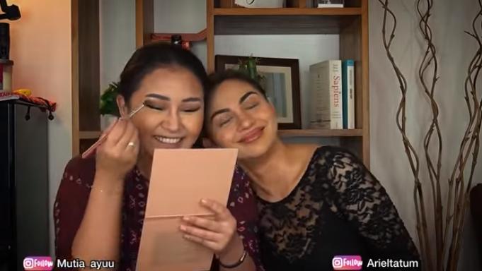 Mutia Ayu dan Ariel Tatum (YouTube/Mutia Ayu)