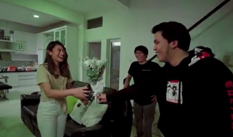 Amanda Caesa diberikan bunga oleh adik Atta Halilintar. [capture YouTube]