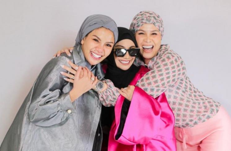 Nikita Mirzani (kiri) berhijab. [Instagram]
