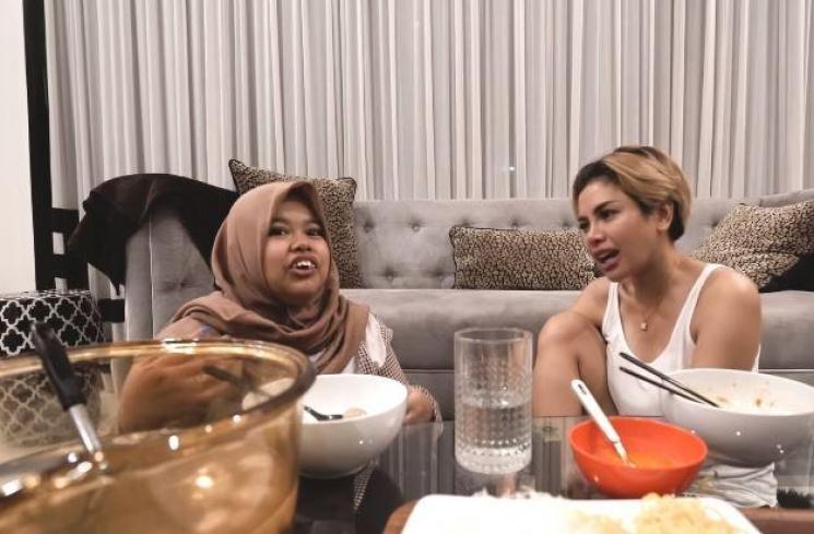 Rahmawati Kekeyi ditunjukin film bokep sama Nikita Mirzani. (Youtube/CrazyNikmirReal)