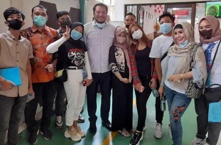Pengacara Vicky Prasetyo bersama ibu dan adik-adiknya siap menjemput. [Instagram]