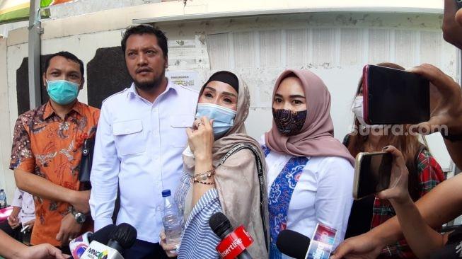Pengacara dan keluarga saat membahas penangguhan penahanan Vicky Prasetyo [MataMata.com/Ismail]