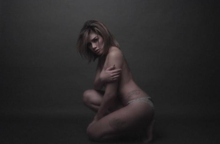 Pose topless Nikita Mirzani. [Instagram]