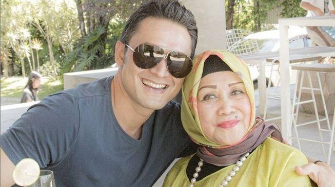 Indra Bruggman dan ibunya (Instagram)