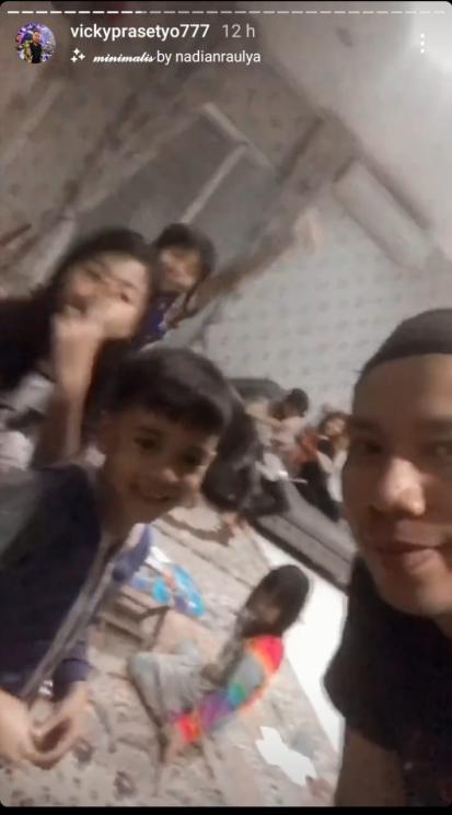 Vicky Prasetyo dan anak-anak (Instagram/@vickyprasetyo777)