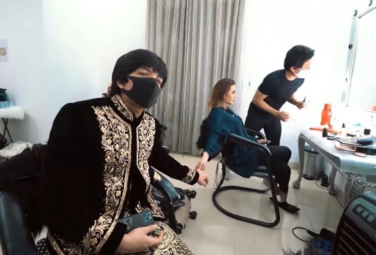 Aurel Hermansyah dan Atta Halilintar bergenggaman tangan sepanjang di-makeup. [capture YouTube]