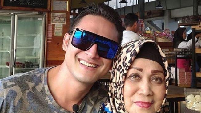 Indra Bruggman dan ibunya (Instagram)