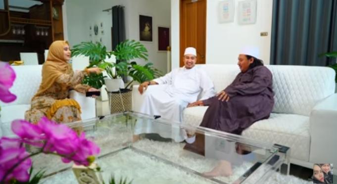 Kartika Putri, Habib Usman bin Yahya dan Keanu Agl (YouTube/Kartika Putri Official)