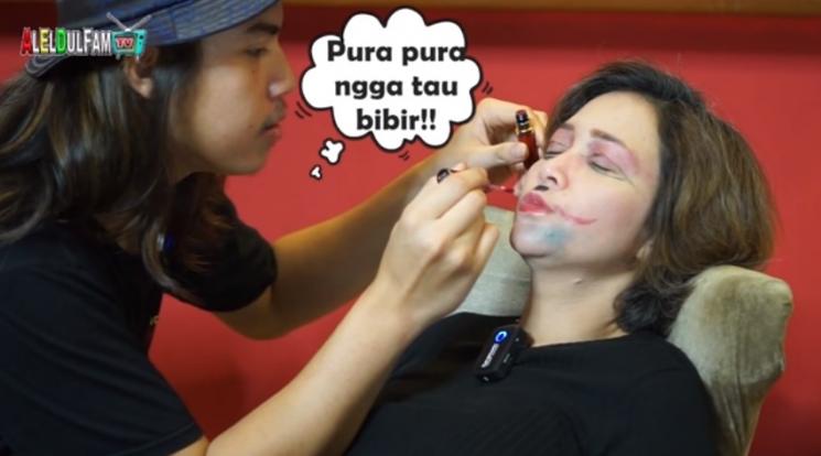 El Rumi makeup-in Maia Estianty. (YouTube)