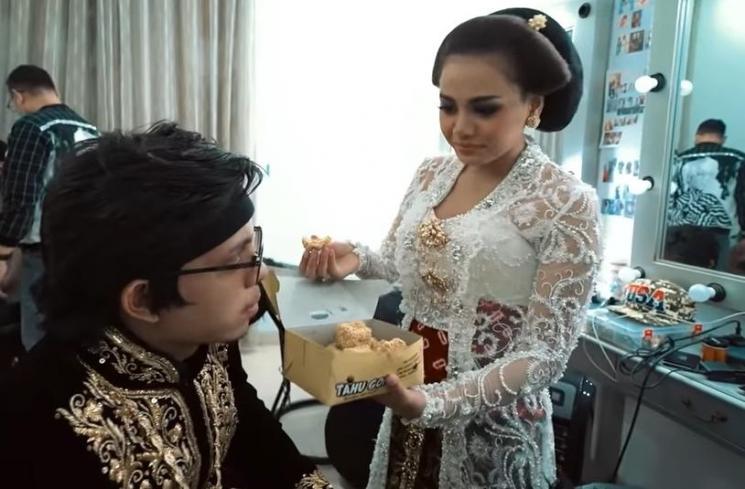 Aurel Hermansyah suapi Atta Halilintar. [capture YouTube]