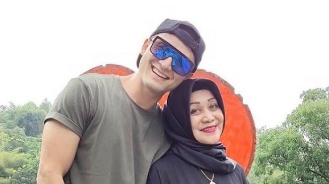 Indra Bruggman dan ibunya (Instagram)