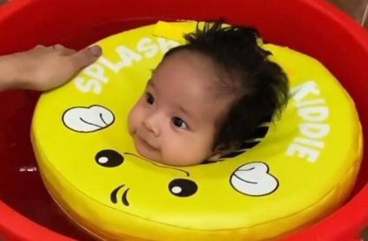 Baby Gala renang di ember. (Instagram/@bibliss)