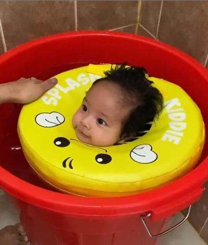 Baby Gala renang di ember. (Instagram/@bibliss)