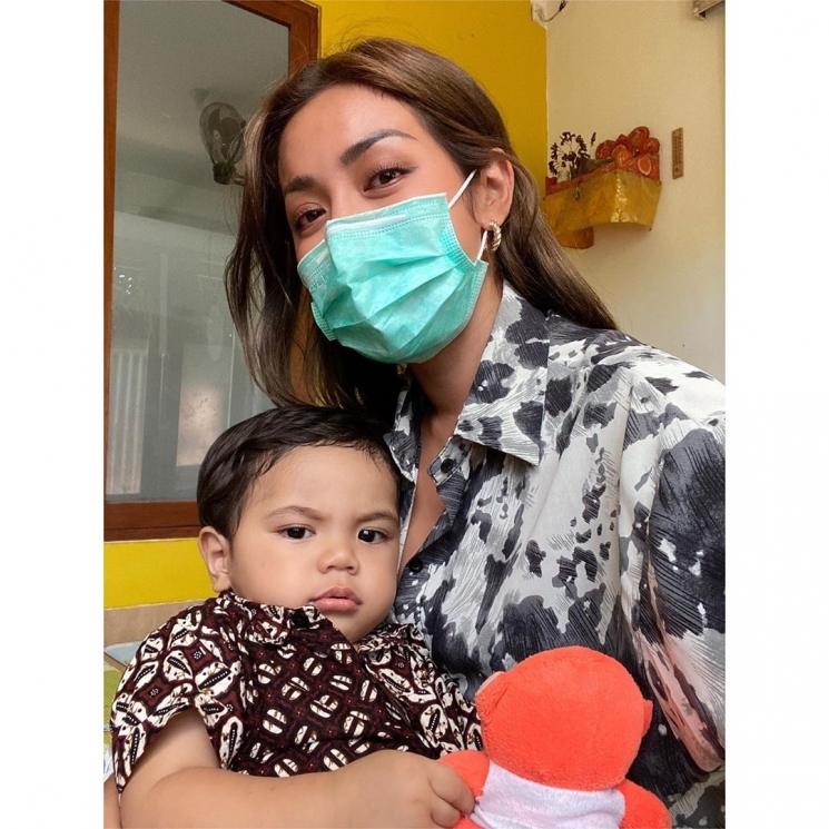 Jessica Iskandar berkunjung ke panti asuhan. (Instagram/@inijedar)