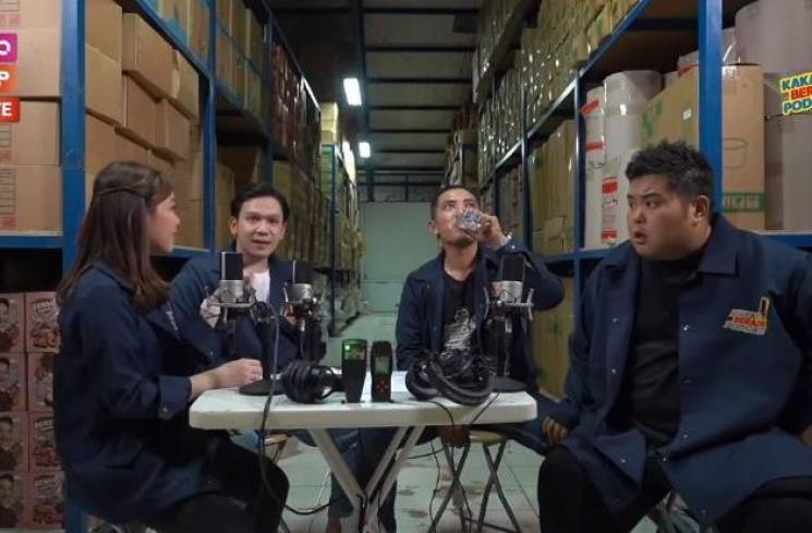 Penampakan hantu saat Jordi Onsu ngevlog. (Youtube/MOPChannel)