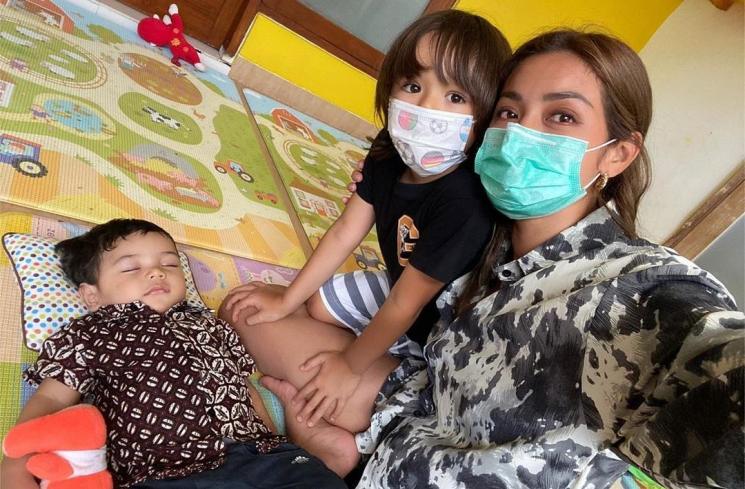 Jessica Iskandar berkunjung ke panti asuhan. (Instagram/@inijedar)