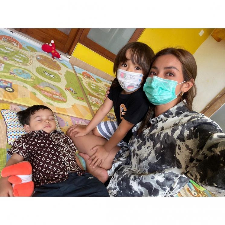 Jessica Iskandar berkunjung ke panti asuhan. (Instagram/@inijedar)