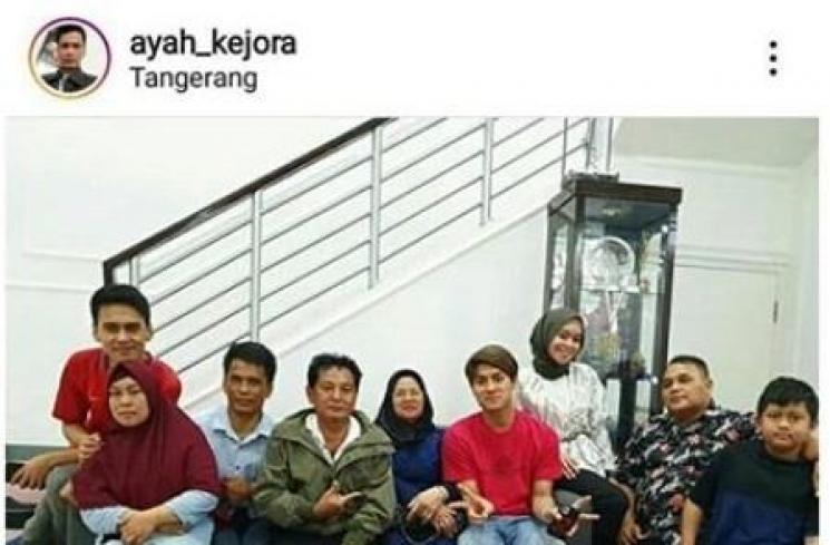 Rizky Billar foto bareng keluarga Lesty Kejora. [Instagram]