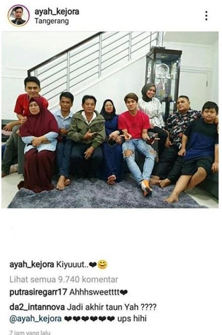 Rizky Billar foto bareng keluarga Lesty Kejora. [Instagram]