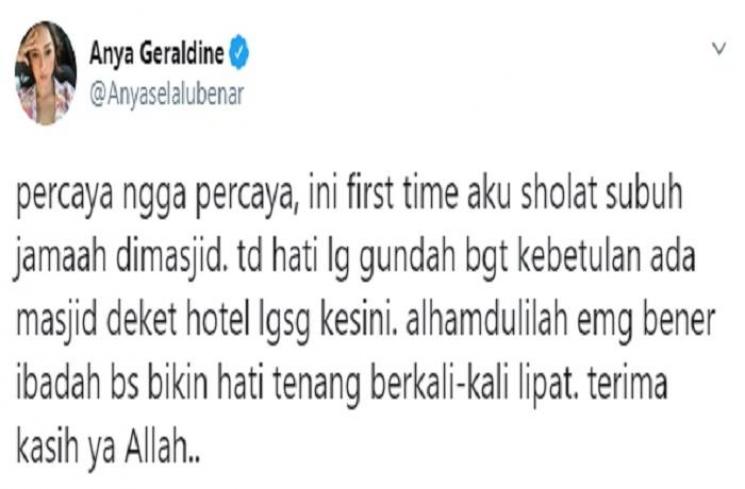 Anya Geraldine salat subuh di masjid (Twitter @Anyaselalubenar)