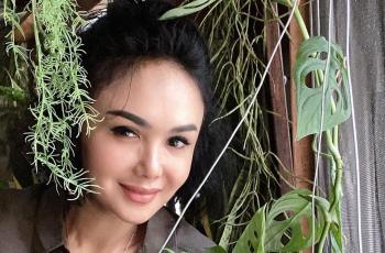 Masih Menggoda di Usia 48 Pakai Outfit Merah Menyala, Yuni Shara Disamain Artis Hollywood