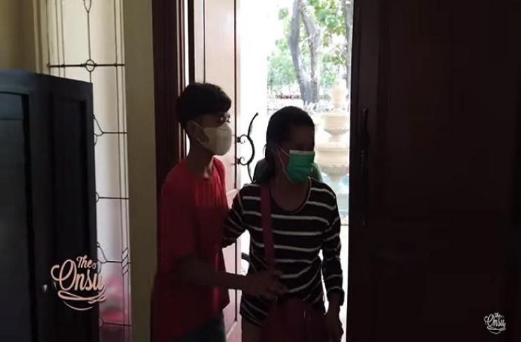 Keluarga NTT Betrand Peto berkunjung ke Jakarta (Tangkapan layar YouTube channel The Onsu Family)