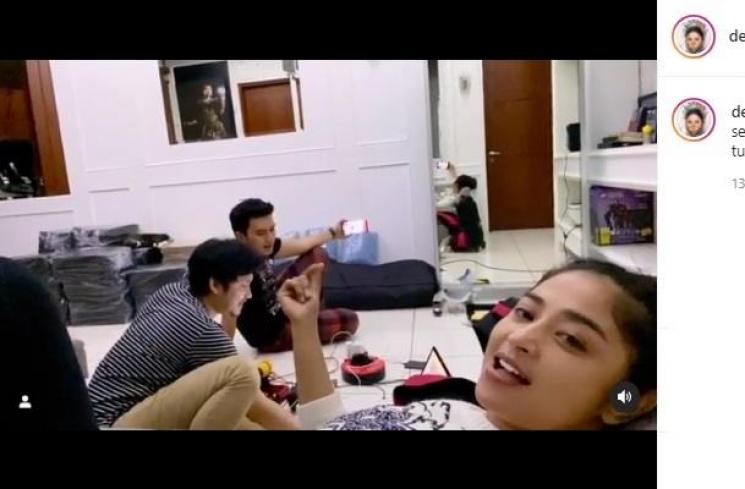 Momen suami dan mantan Dewi Perssik akur. (Instagram/@dewiperssikreal)
