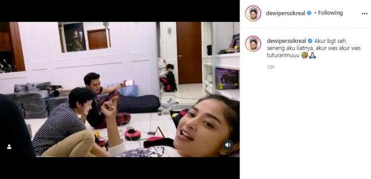 Momen suami dan mantan Dewi Perssik akur. (Instagram/@dewiperssikreal)