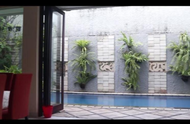 Rumah megah Astri Ivo. (Youtube/OkiSetianaDewi)