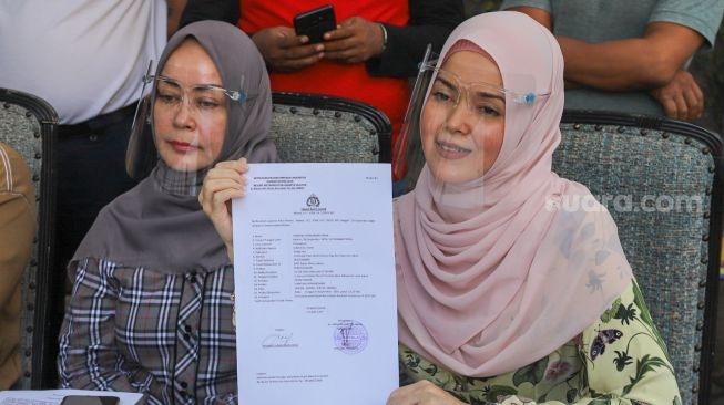 Chintami Atmanegara dan kuasa hukum [MataMata.com/Alfian Winanto]