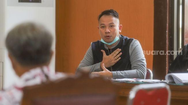 Terdakwa Presenter Vicky Prasetyo ketika mengikuti sidang kasus pencemaran nama baik yang melibatkan dirinya dengan mantan istrinya, Angel Lelga di Pengadilan Negeri Jakarta Selatan, Rabu (23/9). [Suara.com/Alfian Winanto]