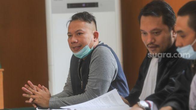 Terdakwa Presenter Vicky Prasetyo ketika mengikuti sidang kasus pencemaran nama baik yang melibatkan dirinya dengan mantan istrinya, Angel Lelga di Pengadilan Negeri Jakarta Selatan, Rabu (23/9). [Suara.com/Alfian Winanto]