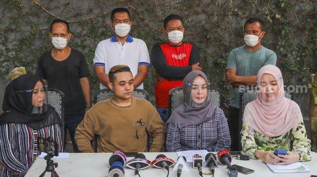 Chintami Atmanegara bersama sang putra, Dio Alif Utama dan kuasa hukum [MataMata.com/Alfian Winanto]