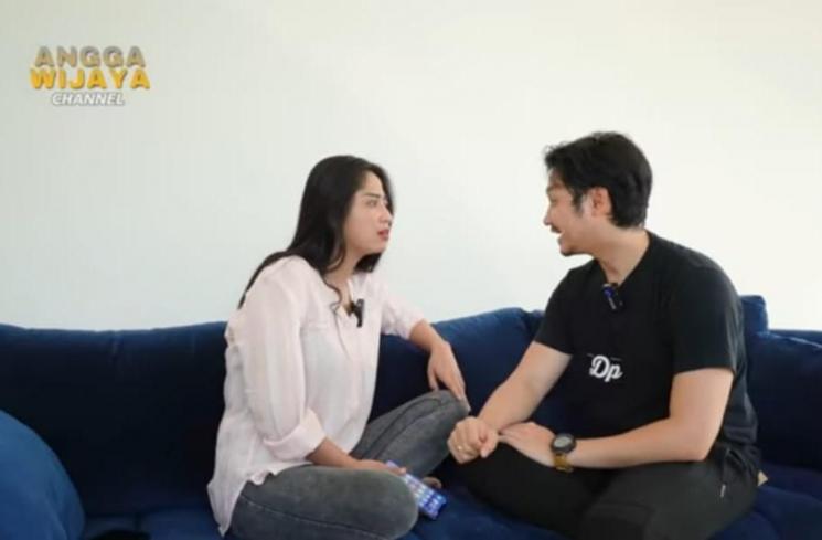 Dewi Perssik dan Angga Wijaya [YouTube/Angga Wijaya Channel]