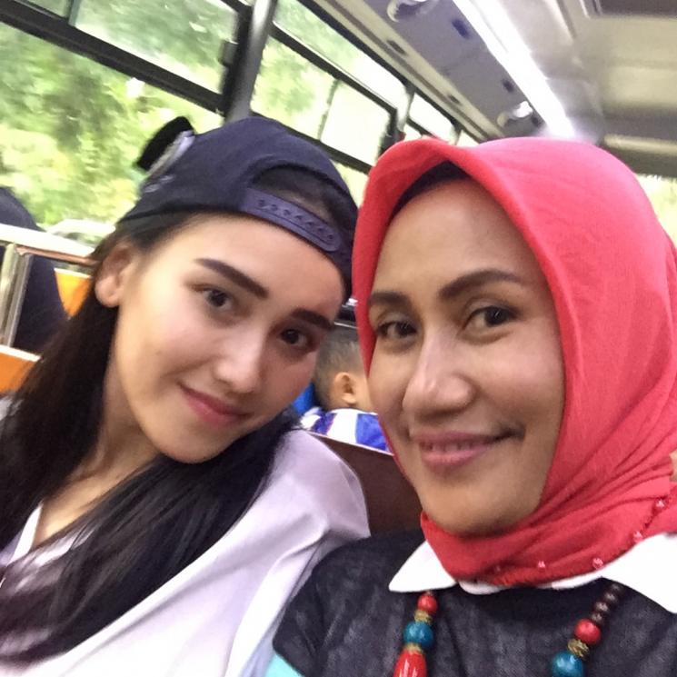 Ayu Ting Ting bareng neneknya. (Instagram/@qymbe64)