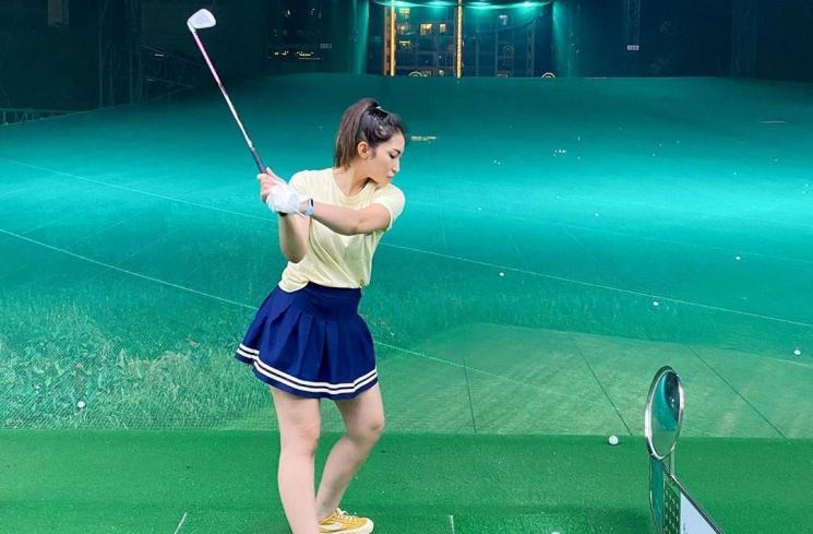Gaya main golf Ayu Dewi. (Instagram/@mrsayudewi)