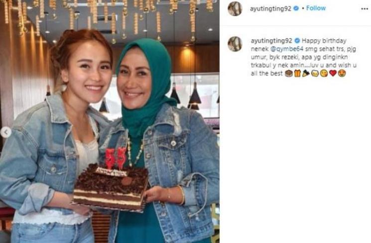 Ayu Ting Ting bareng neneknya. (Instagram/@ayutingting92)