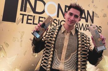Pakai Sandal Jepit Kaki Putih Bikin Insecure, OOTD Verrell Bramasta Diketawain Nggak Nyambung