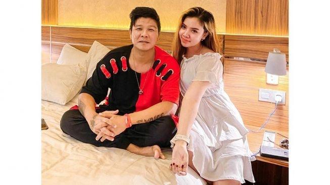 Andhika Mahesa alias Andika eks Kangen Band bersama perempuan cantik yang diduga kekasihnya, Pratiwi Diah Ketrin. [Instagram]