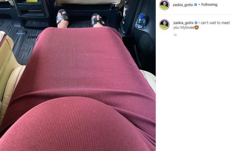 Zaskia Gotik pamer baby bump. (Instagram/@zaskia_gotix)