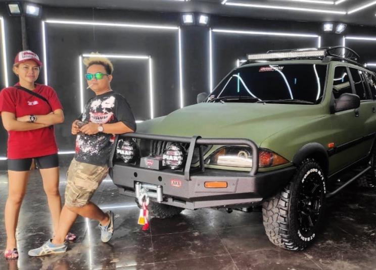 Nikita Mirzani dan kakal lelakinya pose di depan mobil alm. ayahnya usai dimodifikasi. [Instagram]